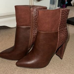 NEVER BEEN WORN BROWN BOOTIES
